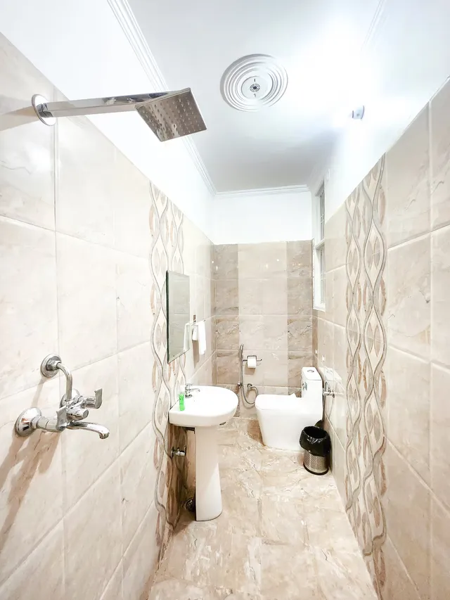 Timber Luxe Ateliér — spotless guest bathroom