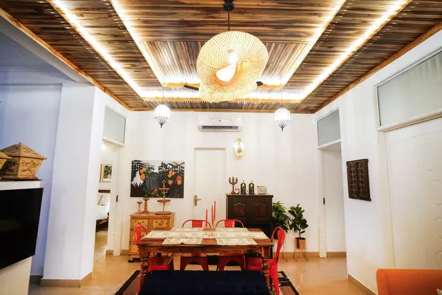 Timber Luxe Ateliér — warm living gallery with timber ceiling and antiques