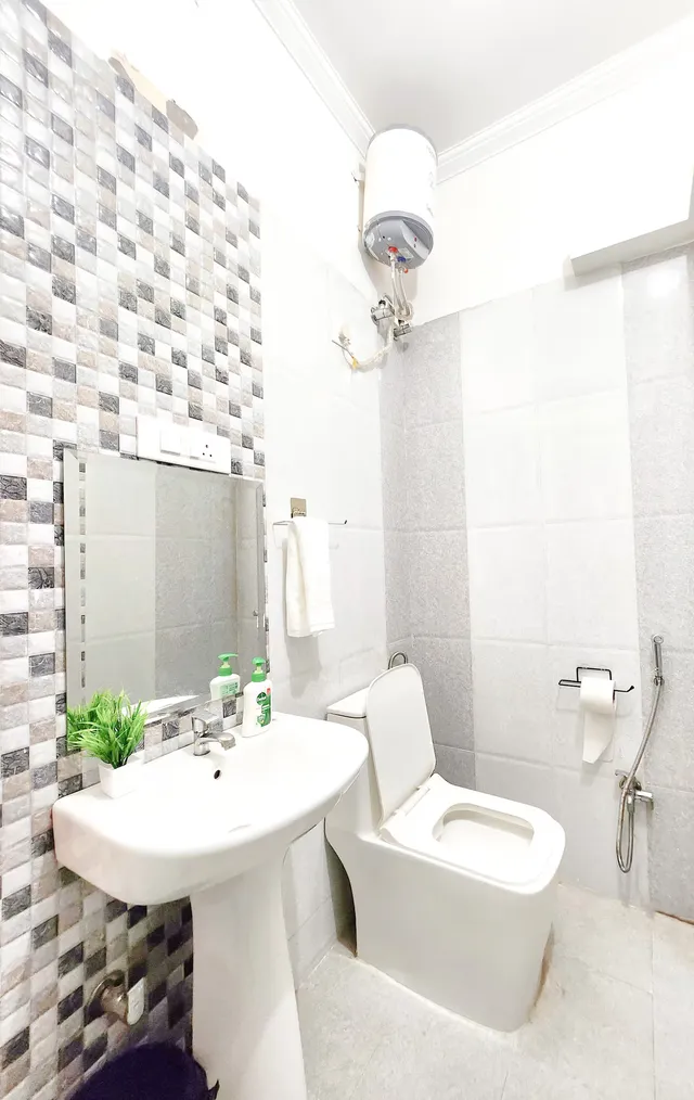 Timber Luxe Ateliér — vanity mirror and modern washroom